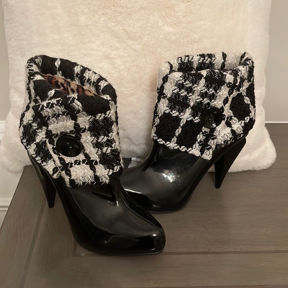 Dollhouse Booties Stepforward size 8.5 NWOT